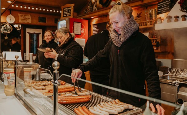 Essensbude auf dem Koblenzer Weihnachtsmarkt © Koblenz-Touristik GmbH, Janko.Media Essensbude auf dem Koblenzer Weihnachtsmarkt © Koblenz-Touristik GmbH, Janko.Media