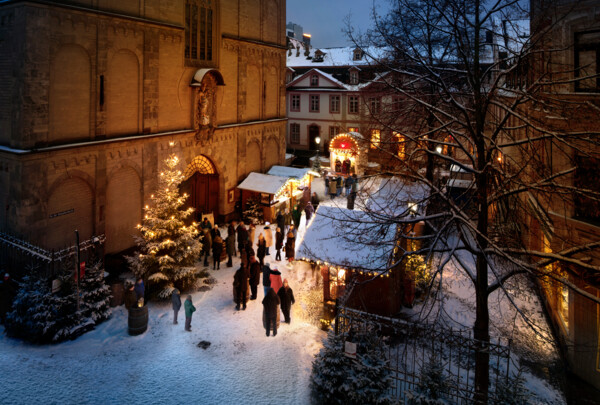 Menschen reden, essen und trinken vor beschmuckten und mit Schnee bedeckten Ständen auf dem Vorplatz der Liebfrauenkirche in Koblenz © Koblenz-Touristik GmbH, Gauls Menschen reden, essen und trinken vor beschmuckten und mit Schnee bedeckten Ständen auf dem Vorplatz der Liebfrauenkirche in Koblenz © Koblenz-Touristik GmbH, Gauls