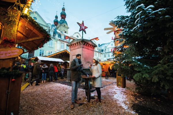 Pärchen trink Glühwein auf dem Koblenzer Weihnachtsmarkt © Koblenz-Touristik GmbH, Henry Tornow Pärchen trink Glühwein auf dem Koblenzer Weihnachtsmarkt © Koblenz-Touristik GmbH, Henry Tornow
