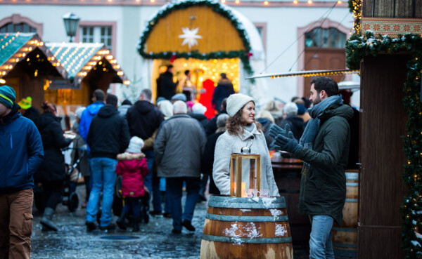 Zwei Menschen reden mit einander auf dem Koblenzer Weihnachtsmarkt © Koblenz-Touristik GmbH, Henry Tornow Zwei Menschen reden mit einander auf dem Koblenzer Weihnachtsmarkt © Koblenz-Touristik GmbH, Henry Tornow