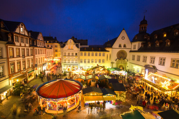 Koblenzer Weihnachtsmarkt auf dem Jesuitenplatz © Koblenz-Touristik GmbH, Henry Tornow Koblenzer Weihnachtsmarkt auf dem Jesuitenplatz © Koblenz-Touristik GmbH, Henry Tornow