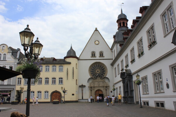 Rathausplatz mit der Citykirche und dem Rathaus, blauer Himmel im Hintergrund © Koblenz-Touristik Rathausplatz mit der Citykirche und dem Rathaus, blauer Himmel im Hintergrund © Koblenz-Touristik