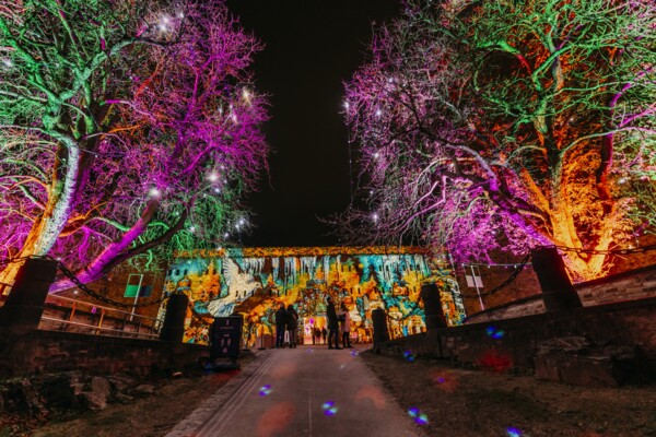 Bunte Lichter am Walltor im Christmas Garden in Koblenz auf der Festung Ehrenbreitstein © Stefan Hegenberg Bunte Lichter am Walltor im Christmas Garden in Koblenz auf der Festung Ehrenbreitstein © Stefan Hegenberg