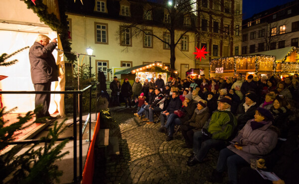 Man auf Bühne erzählt Weihnachtsgeschichten vor Zuschauern © Koblenz-Touristik GmbH, Henry Tornow Man auf Bühne erzählt Weihnachtsgeschichten vor Zuschauern © Koblenz-Touristik GmbH, Henry Tornow