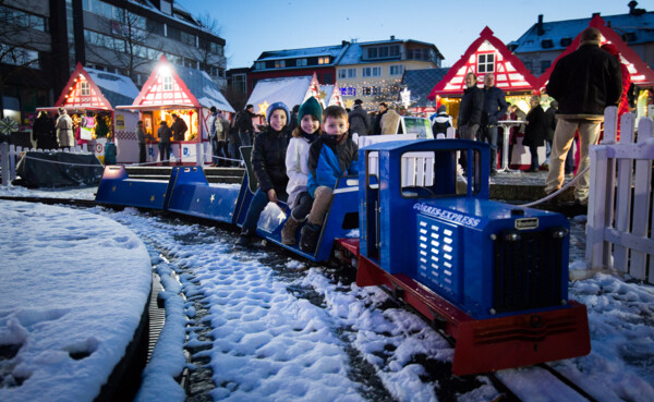 Kinder fahren mit einem Minizug auf dem Koblenzer Weihnachtsmarkt © Koblenz-Touristik GmbH, Henry Tornow Kinder fahren mit einem Minizug auf dem Koblenzer Weihnachtsmarkt © Koblenz-Touristik GmbH, Henry Tornow