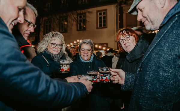 Menschen stoßen mit Glühwein an auf dem Koblenzer Weihnachtsmarkt © Koblenz-Touristik GmbH, Janko.Media Menschen stoßen mit Glühwein an auf dem Koblenzer Weihnachtsmarkt © Koblenz-Touristik GmbH, Janko.Media