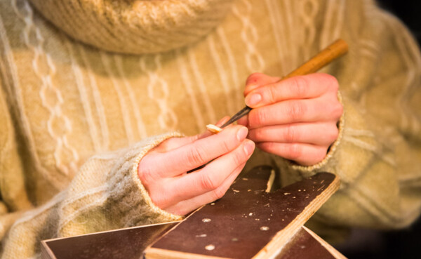 Frau in Winterpullover arbeitet mit Holz © Koblenz-Touristik GmbH, Henry Tornow Frau in Winterpullover arbeitet mit Holz © Koblenz-Touristik GmbH, Henry Tornow