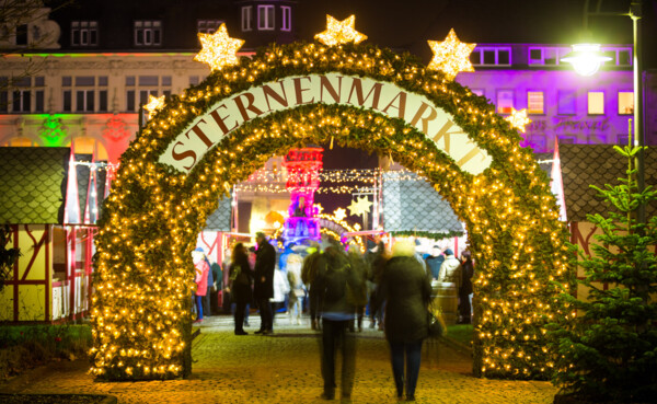 Weihnachtlicher Bogen beschriftet mit "Sternenmarkt" © Koblenz-Touristik GmbH, Henry Tornow Weihnachtlicher Bogen beschriftet mit "Sternenmarkt" © Koblenz-Touristik GmbH, Henry Tornow